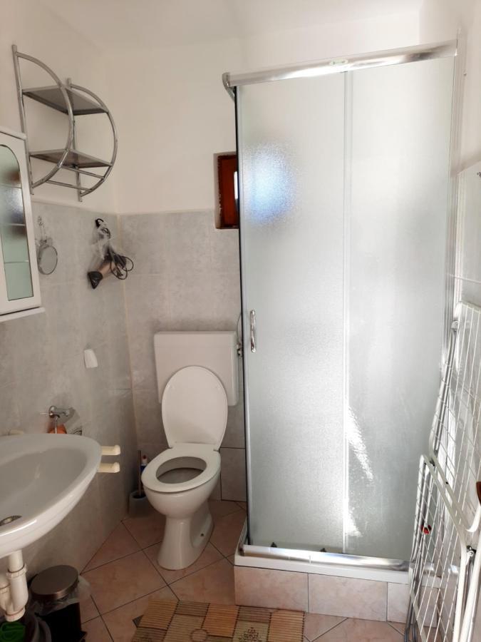 Apartmani Ana-Lora Lopar Eksteriør bilde