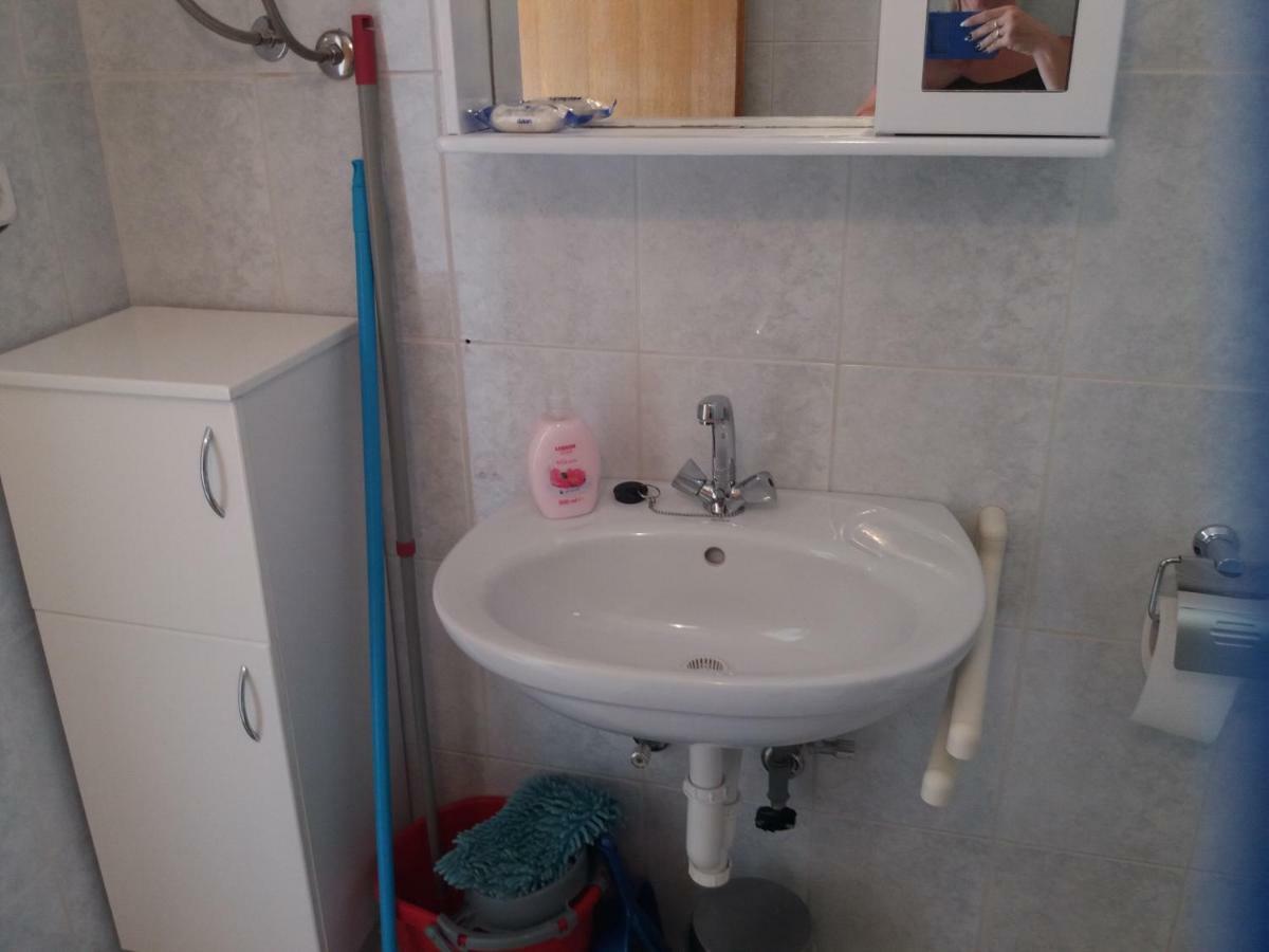 Apartmani Ana-Lora Lopar Eksteriør bilde